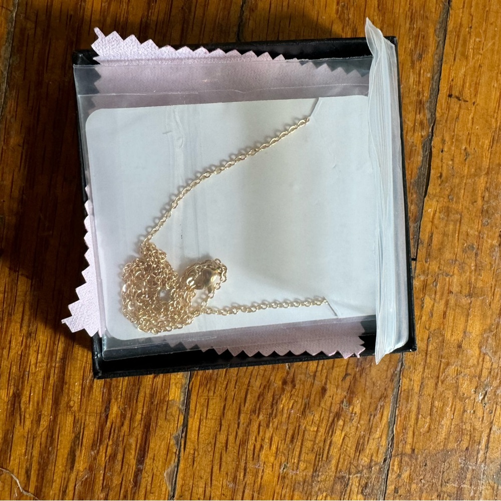 Initial T necklace - Picture 3 of 3
